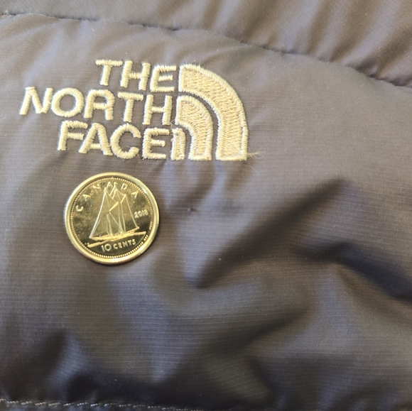 Ladies XL Northface Puffer Vest - Picture 9 of 9